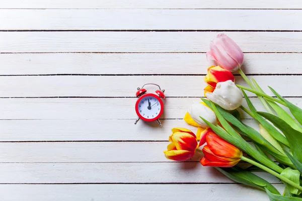 Bouquet of tulips and clock — Stock Photo, Image