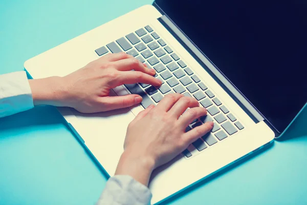 Woman typing on the laptop — Stock Photo, Image