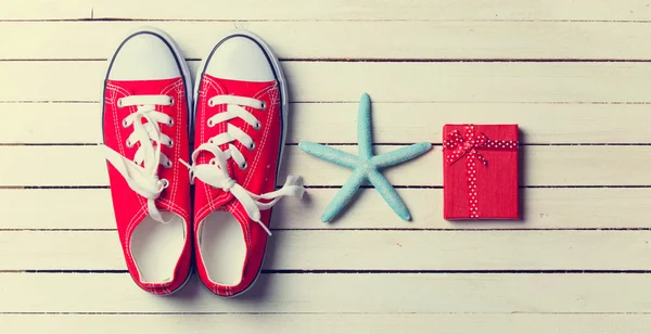 Κόκκινα παπούτσια, μπλε αστέρι και κόκκινο κουτί — Φωτογραφία Αρχείου