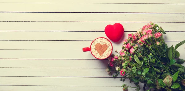 Bouquet of roses and cappuccino — Stock Photo, Image