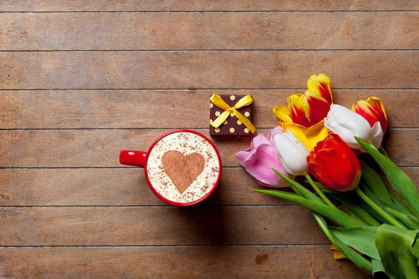 Regalo y una taza de café —  Fotos de Stock