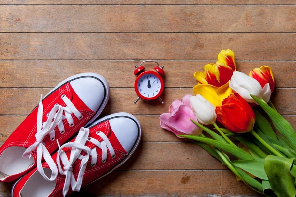 Tulpenstrauß, rote Gummischuhe — Stockfoto