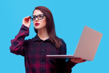 dizüstü bilgisayar ile genç bir kadın portresi