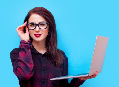 dizüstü bilgisayar ile genç bir kadın portresi