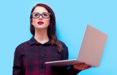 dizüstü bilgisayar ile genç bir kadın portresi