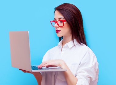 dizüstü bilgisayar ile genç bir kadın portresi