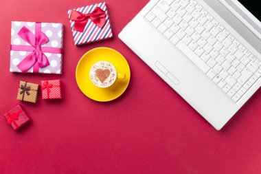 Kupası, hediyeler ve masanın üzerinde yatan dizüstü