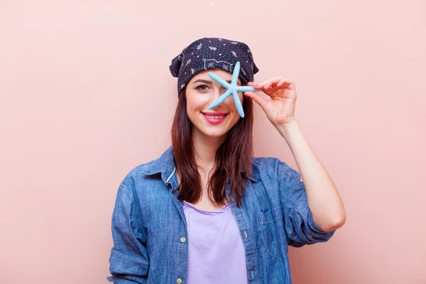 Retrato de uma jovem mulher com estrela do mar — Fotografia de Stock