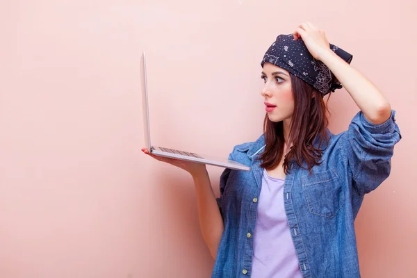 Porträtt av en ung kvinna med laptop — Stockfoto