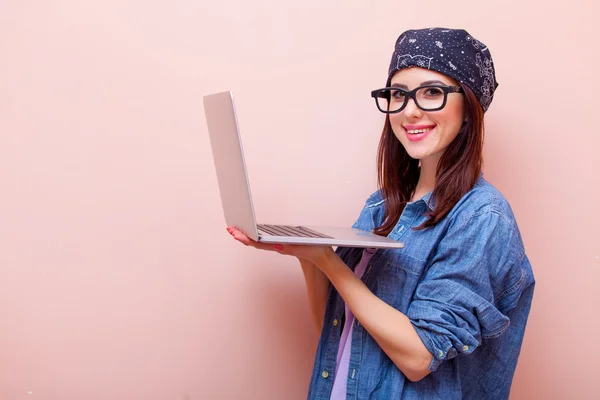 Porträt einer jungen Frau mit Laptop — Stockfoto