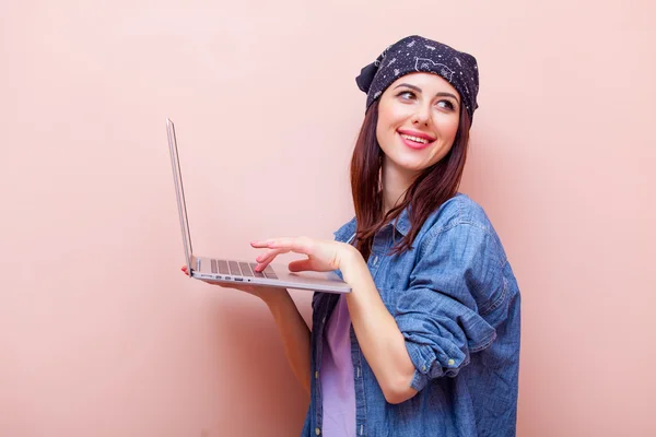 Porträt einer jungen Frau mit Laptop — Stockfoto