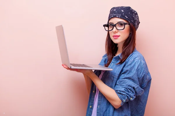 Dizüstü bilgisayar ile genç bir kadın portresi — Stok fotoğraf