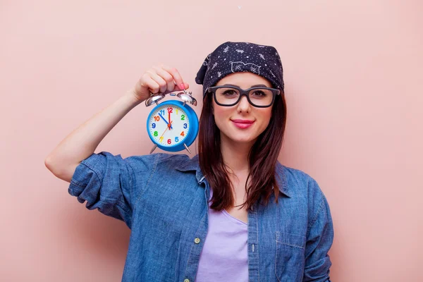 Junge Frau mit Wecker — Stockfoto