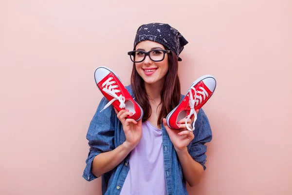 Portret van een jonge vrouw met gumshoes — Stockfoto