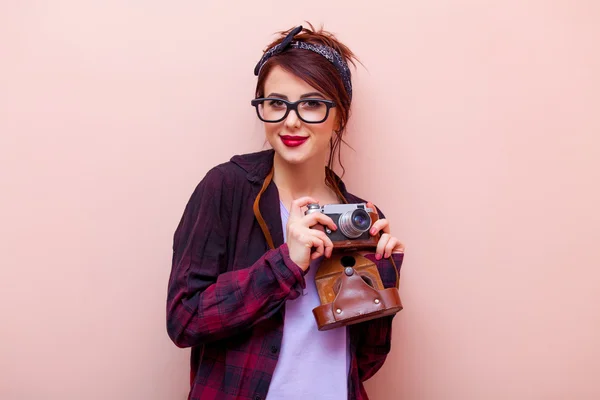 Retrato de una joven con cámara — Foto de Stock