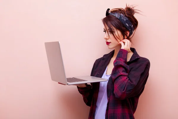 Dizüstü bilgisayar ile genç bir kadın portresi — Stok fotoğraf