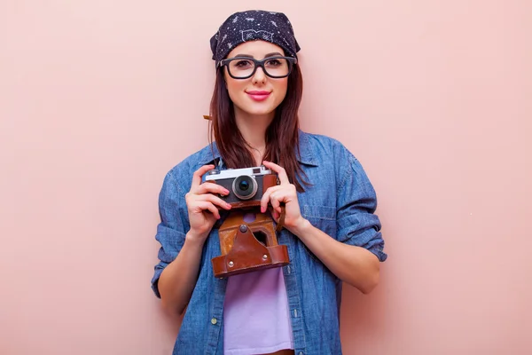 Retrato de uma jovem mulher com câmera — Fotografia de Stock