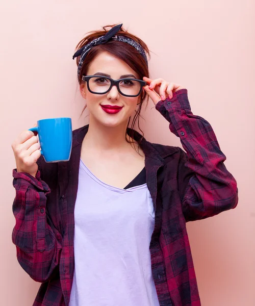 Retrato de una joven con una taza — Foto de Stock