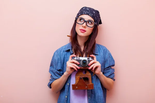 Portret van een jonge vrouw met camera — Stockfoto