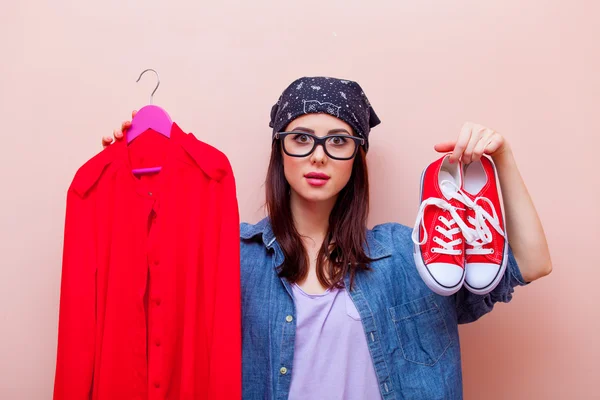 Jonge vrouw met kleding en gumshoes — Stockfoto