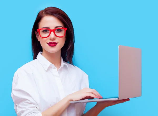 Portrait of a young woman with laptop — Stock Photo, Image