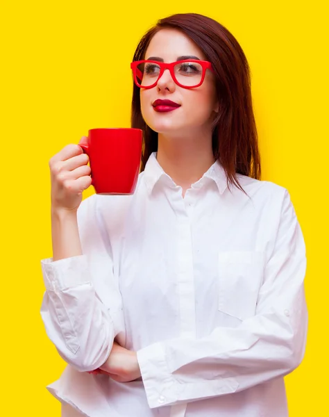 Портрет молодой женщины с чашкой — стоковое фото
