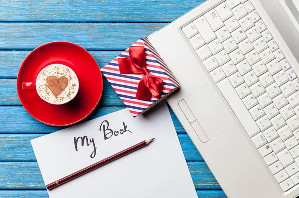 Papel, regalo, café y portátil mintiendo — Foto de Stock