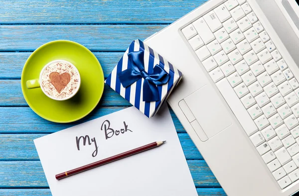 Papier-, cadeau-, koffie- en laptop liggend op de tafel — Stockfoto