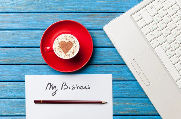 Papier, koffie en laptop liggend op de tafel — Stockfoto