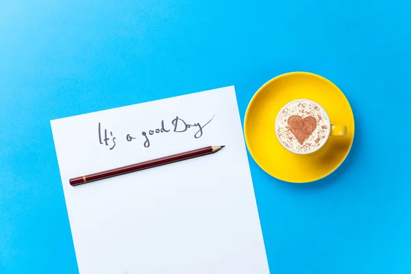 Papier et tasse couchés sur la table — Photo