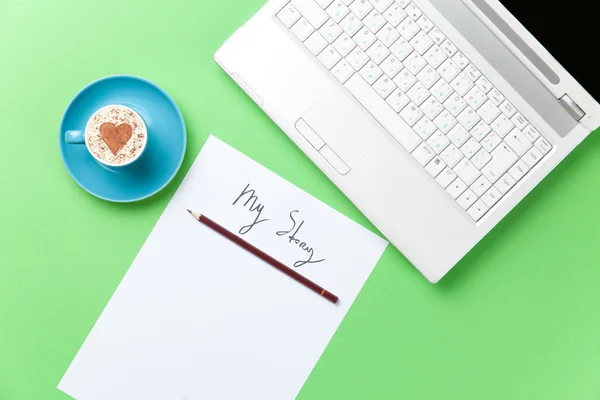 Papier, koffie en laptop liggend op de tafel — Stockfoto