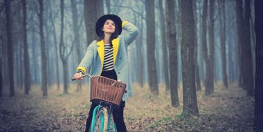 bir bisiklet ile genç bir kadın portresi