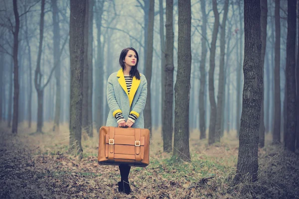 スーツケースを着た若い女性の肖像画 — ストック写真