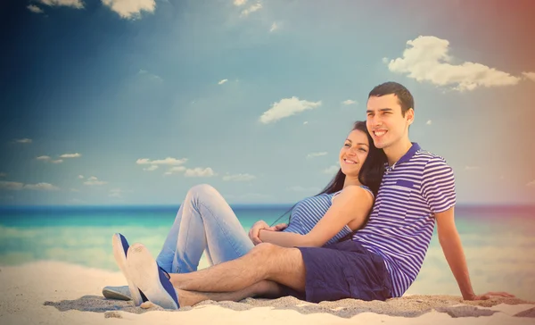 Couple assis sur la plage — Photo