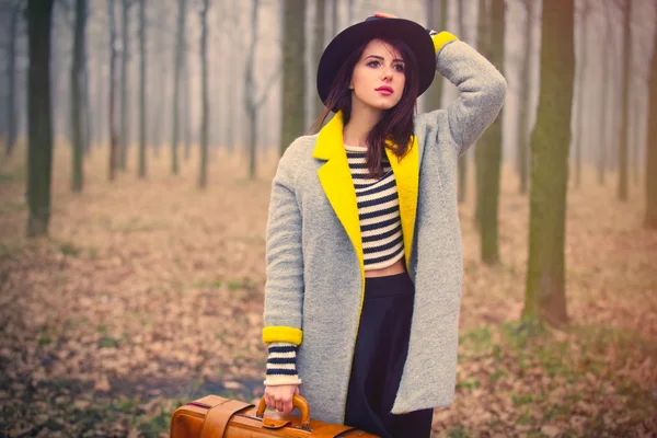Potret seorang wanita muda dengan sebuah koper — Stok Foto