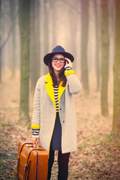 Retrato de uma jovem mulher com uma mala — Fotografia de Stock