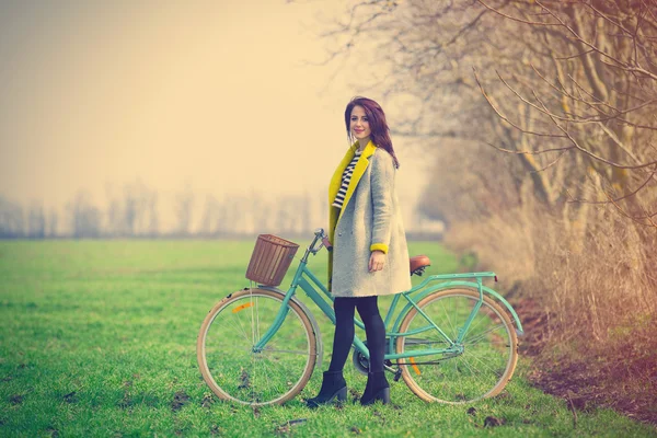 Retrato de uma jovem mulher com uma bicicleta — Fotografia de Stock