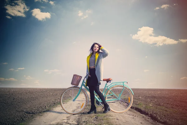 Porträtt av en ung kvinna med en cykel — Stockfoto