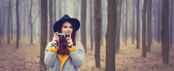 Portrét mladé ženy s fotoaparátem — Stock fotografie