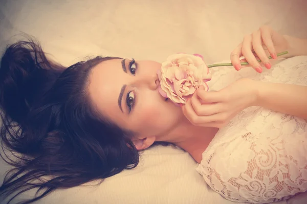 Retrato de uma jovem com flor — Fotografia de Stock