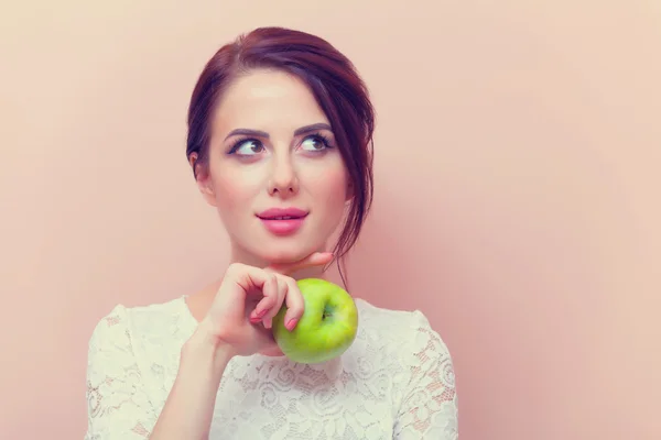 Porträtt av en ung kvinna med äpple — Stockfoto