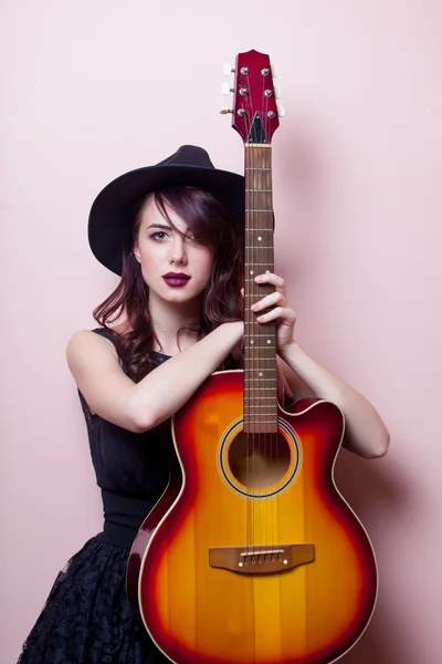 Retrato de una joven hermosa mujer con guitarra — Foto de Stock