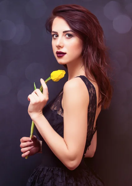 Bella donna con fiore — Foto Stock