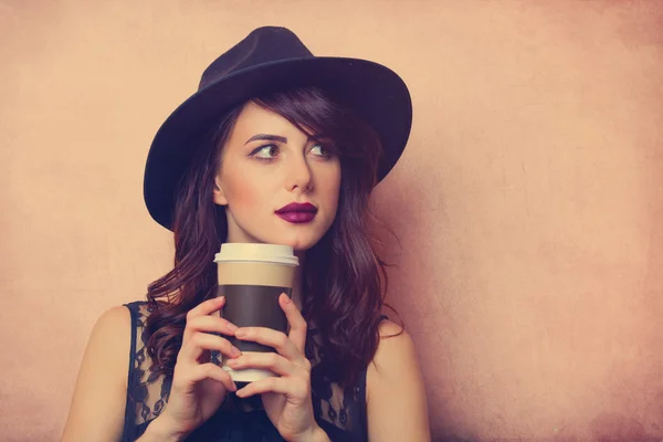 ผู้หญิงกับถ้วยกาแฟ — ภาพถ่ายสต็อก