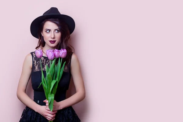 Hermosa mujer con flores — Foto de Stock