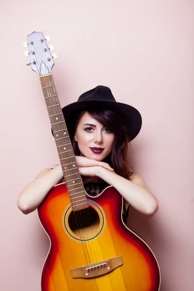 Porträtt av en ung vacker kvinna med gitarr — Stockfoto