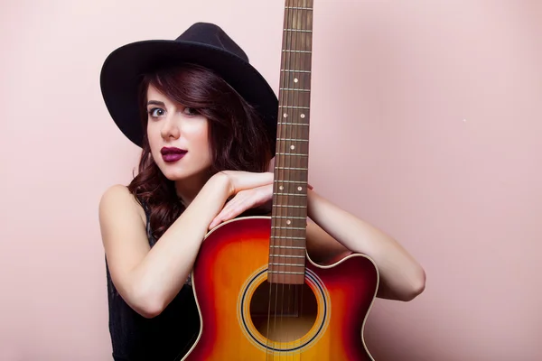 Retrato de una joven hermosa mujer con guitarra — Foto de Stock