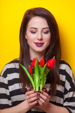 Lale ile genç bir kadın portresi