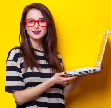 dizüstü bilgisayar ile genç bir kadın portresi