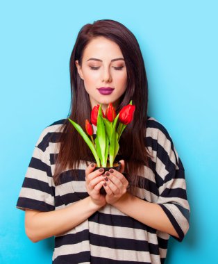 Lale ile genç bir kadın portresi